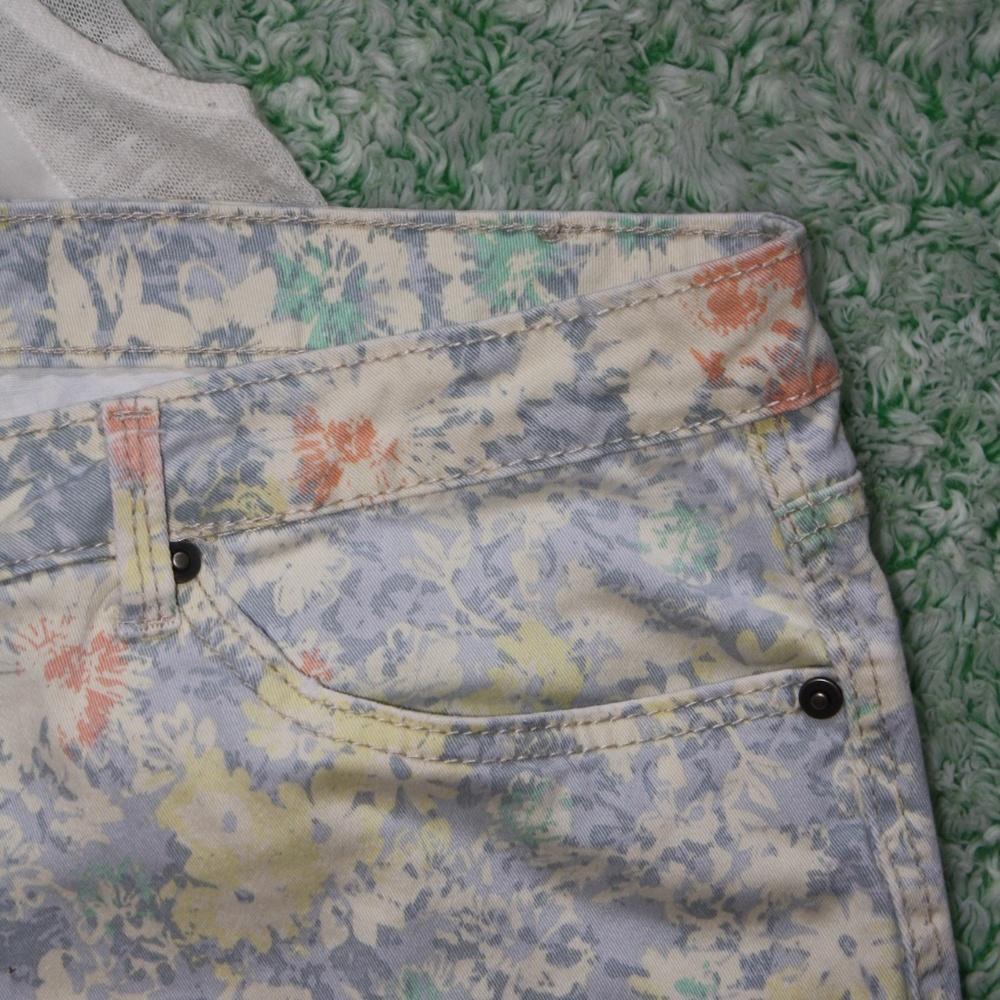 Roz & Ali Floral Ankle Jeans - Multicolor - Picture 3 of 6